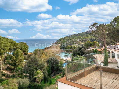 Contemporary house for sale in Sa Riera with sea views, private pool and terraces, just minutes from the beach