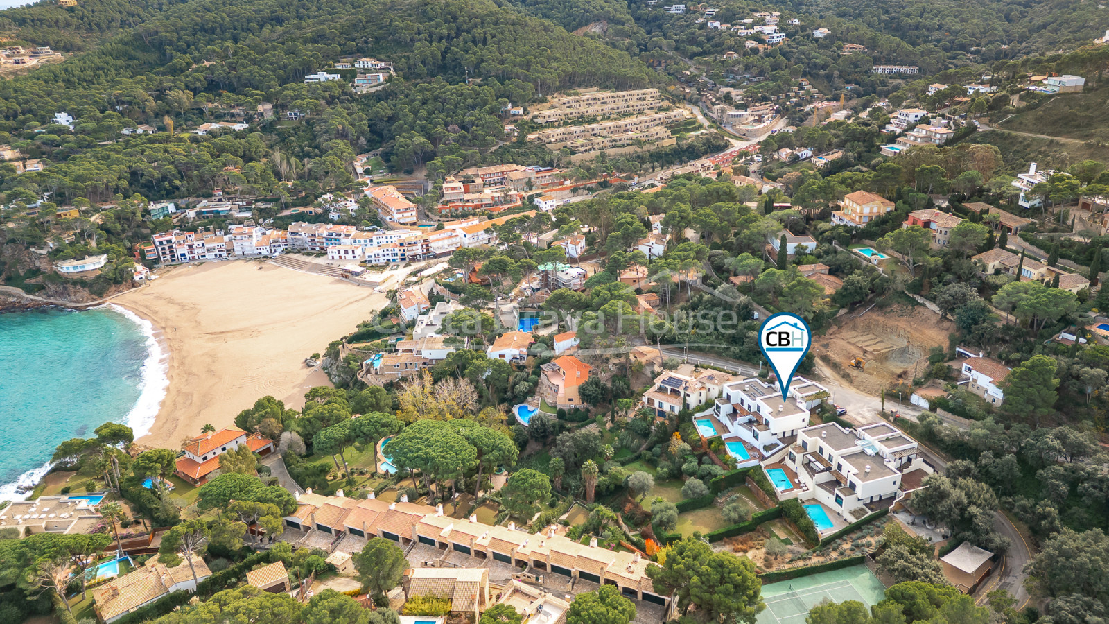 Casa contemporánea en Sa Riera con vistas al mar, terrazas escalonadas y piscina privada
