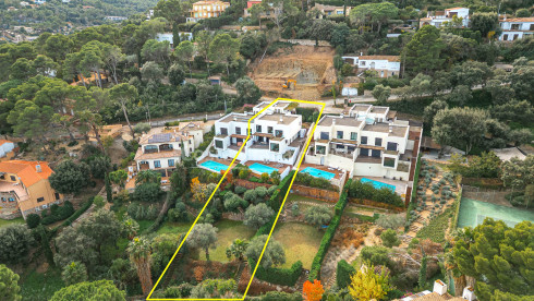 Casa contemporánea en Sa Riera con vistas al mar, terrazas escalonadas y piscina privada