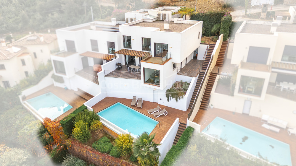 Casa contemporánea en Sa Riera con vistas al mar, terrazas escalonadas y piscina privada