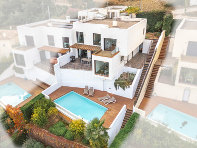 Casa contemporània en venda a Sa Riera amb vistes al mar, piscina privada i terrasses, a pocs minuts de la platja