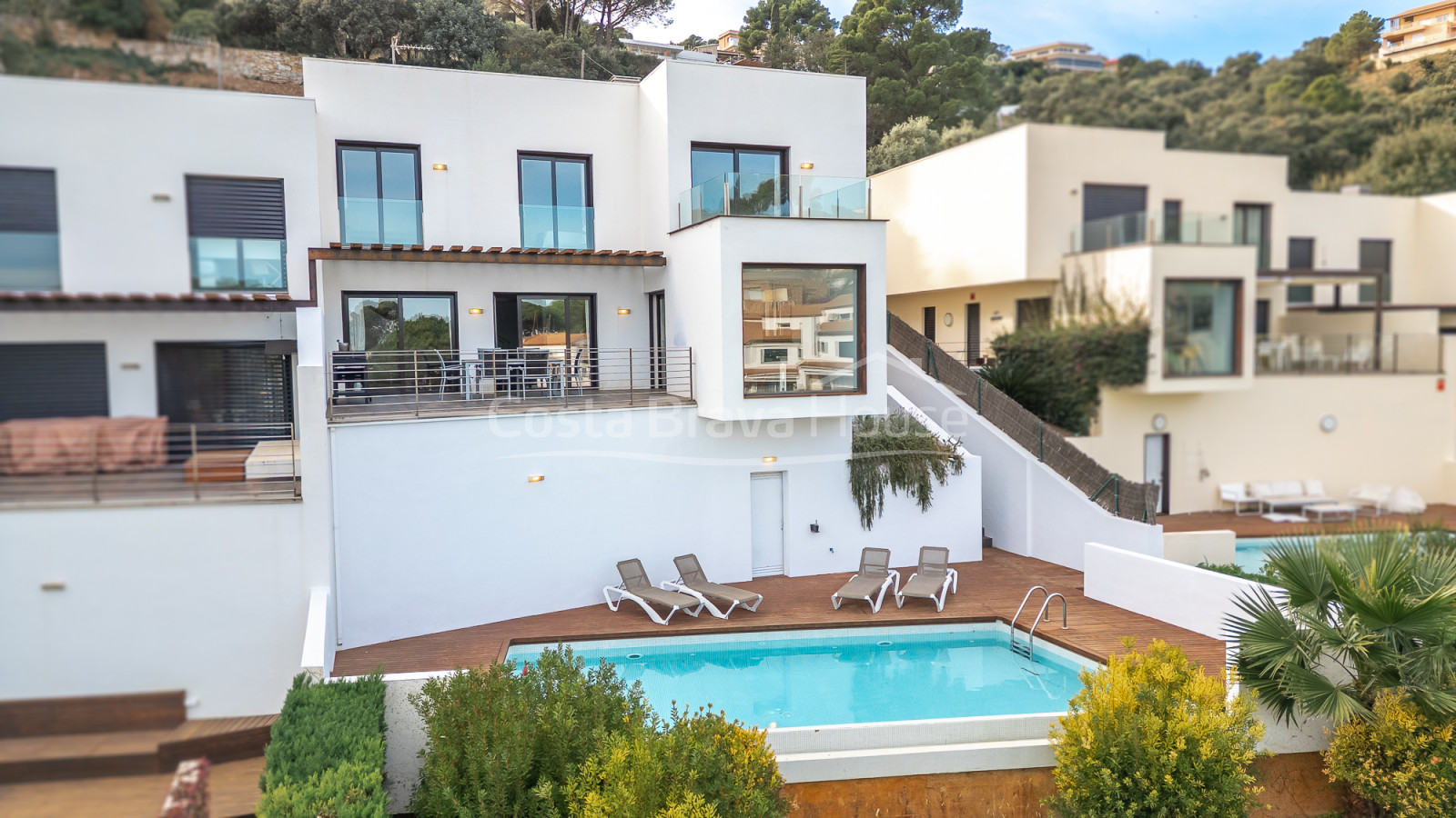 Casa contemporánea en Sa Riera con vistas al mar, terrazas escalonadas y piscina privada