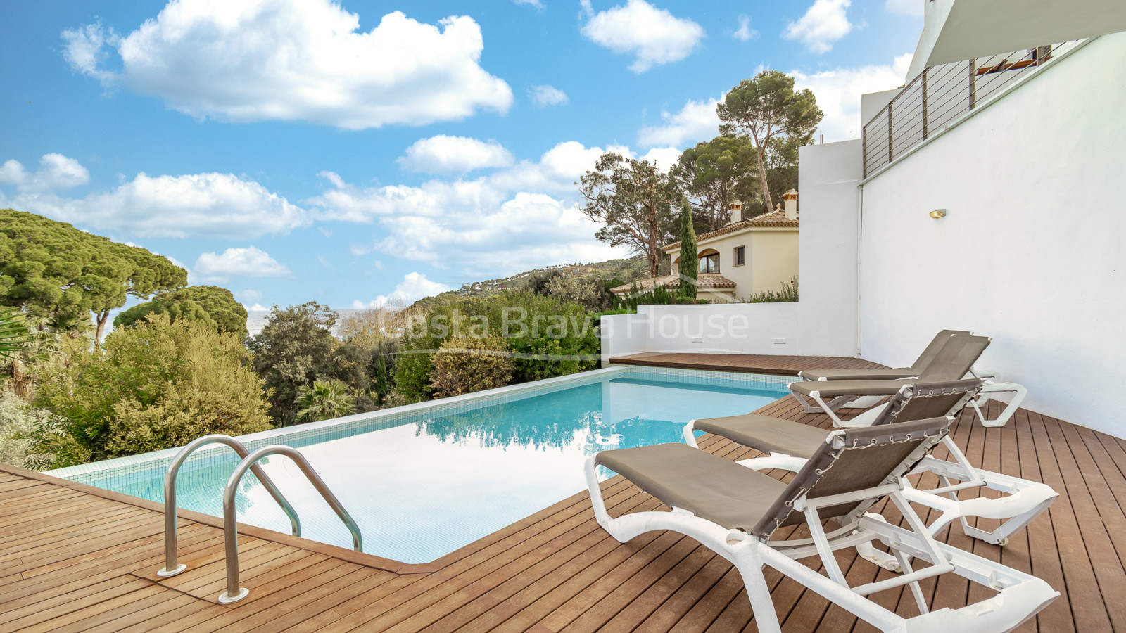 Casa contemporánea en Sa Riera con vistas al mar, terrazas escalonadas y piscina privada