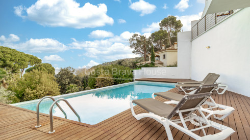 Maison contemporaine à Sa Riera avec vue sur la mer, terrasses en paliers et piscine privée