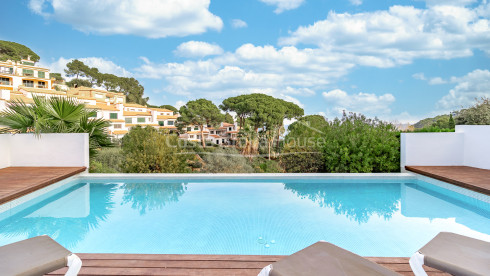 Casa contemporánea en Sa Riera con vistas al mar, terrazas escalonadas y piscina privada