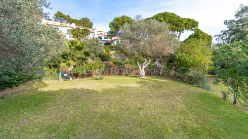 Maison contemporaine à Sa Riera avec vue sur la mer, terrasses en paliers et piscine privée
