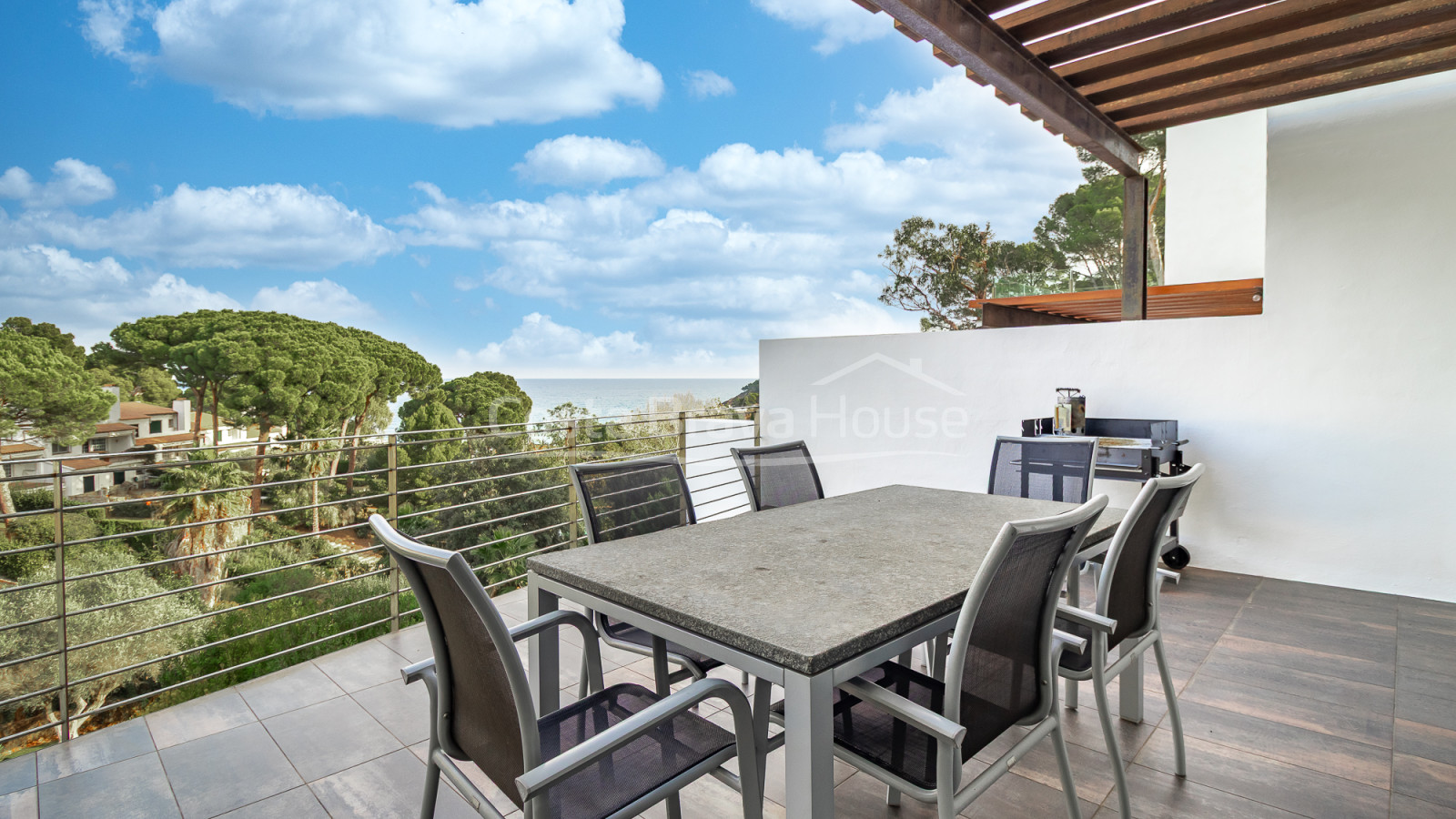 Maison contemporaine à Sa Riera avec vue sur la mer, terrasses en paliers et piscine privée