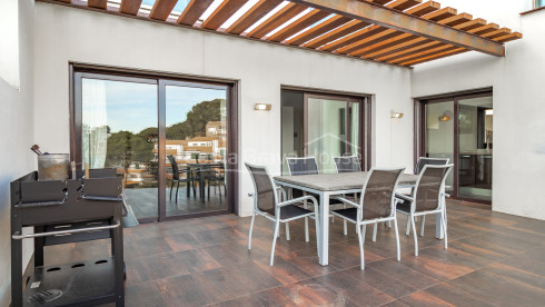 Casa contemporánea en Sa Riera con vistas al mar, terrazas escalonadas y piscina privada