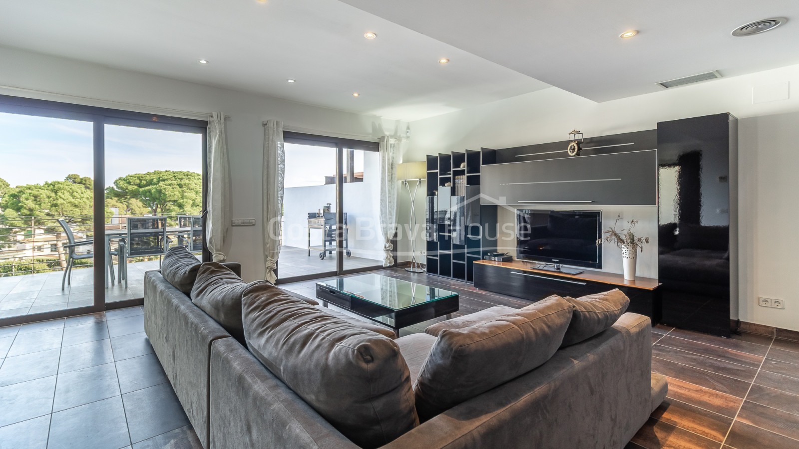 Maison contemporaine à Sa Riera avec vue sur la mer, terrasses en paliers et piscine privée