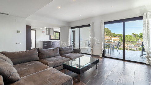 Maison contemporaine à Sa Riera avec vue sur la mer, terrasses en paliers et piscine privée