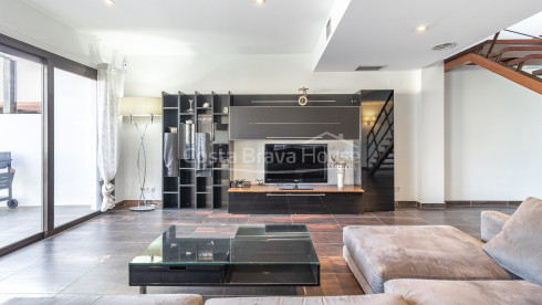 Casa contemporánea en Sa Riera con vistas al mar, terrazas escalonadas y piscina privada