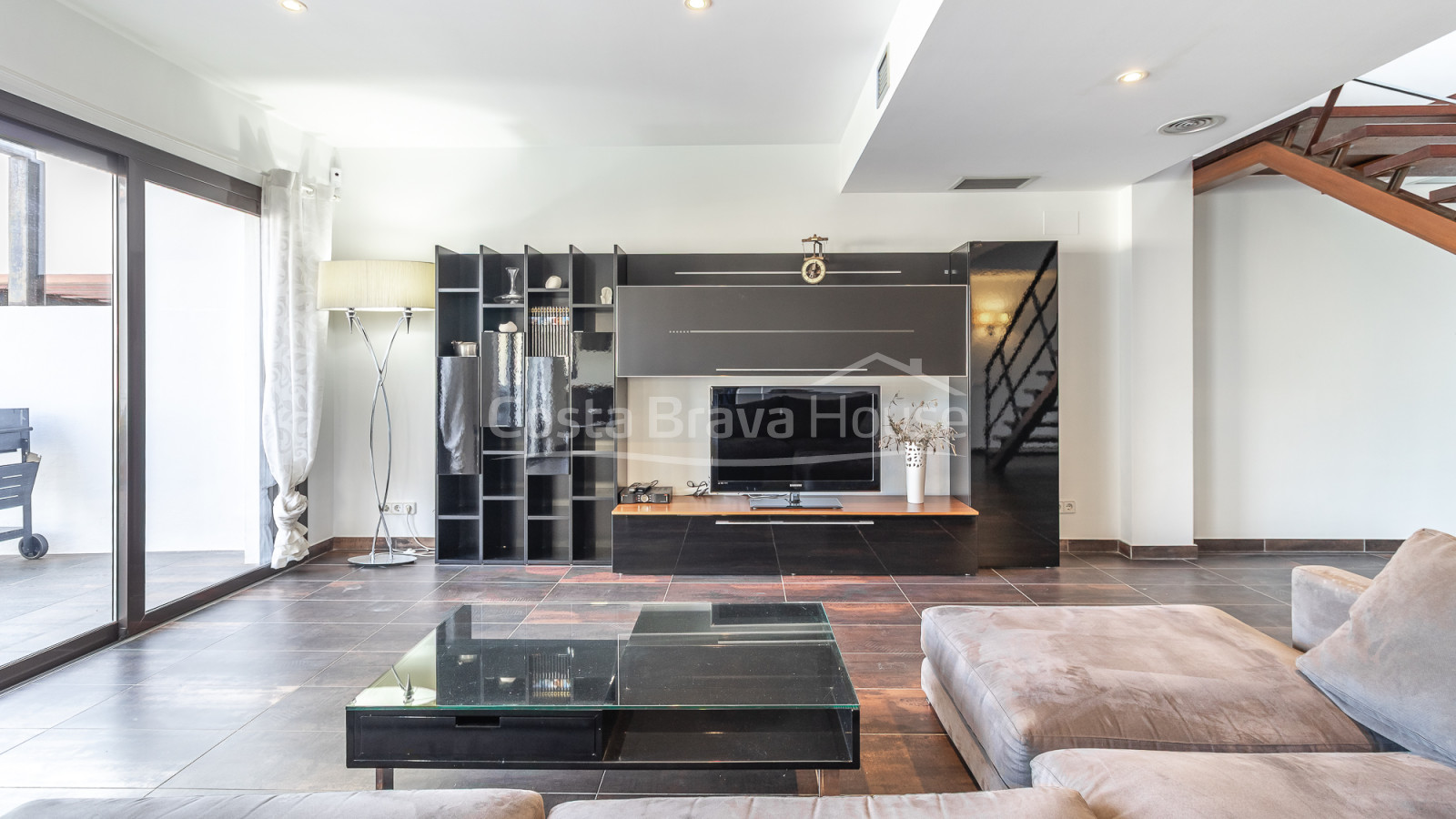 Maison contemporaine à Sa Riera avec vue sur la mer, terrasses en paliers et piscine privée