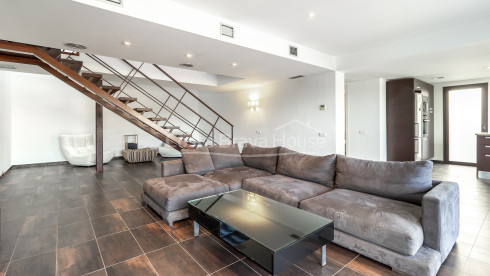 Maison contemporaine à Sa Riera avec vue sur la mer, terrasses en paliers et piscine privée