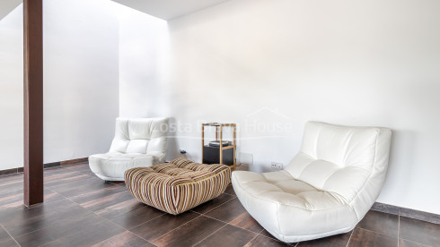 Maison contemporaine à Sa Riera avec vue sur la mer, terrasses en paliers et piscine privée