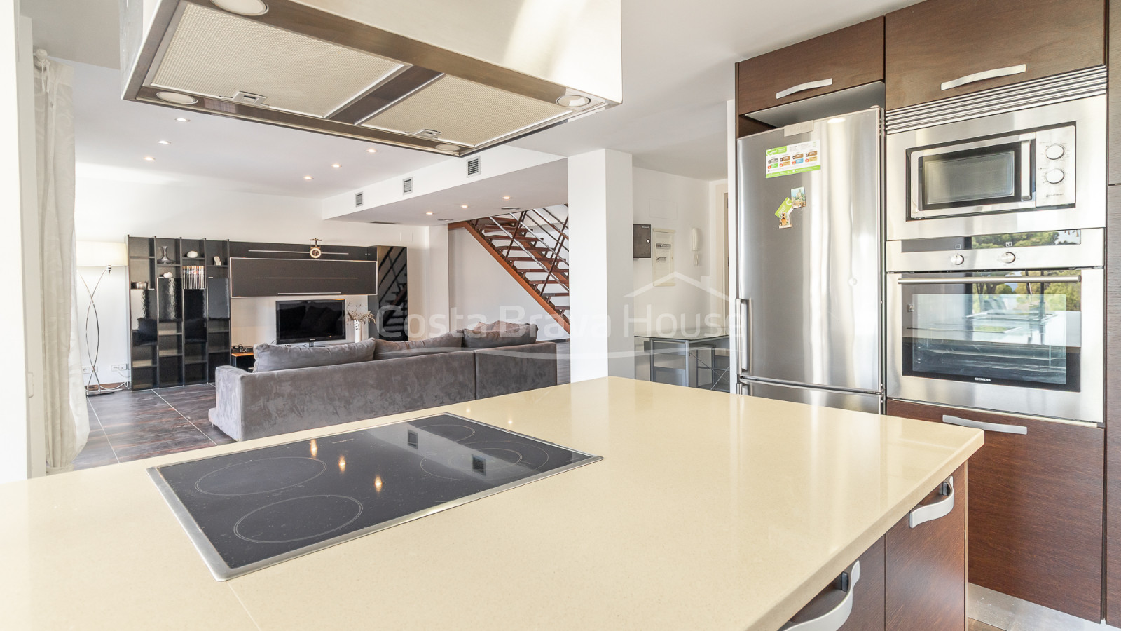 Casa contemporánea en Sa Riera con vistas al mar, terrazas escalonadas y piscina privada