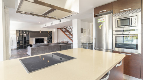 Maison contemporaine à Sa Riera avec vue sur la mer, terrasses en paliers et piscine privée