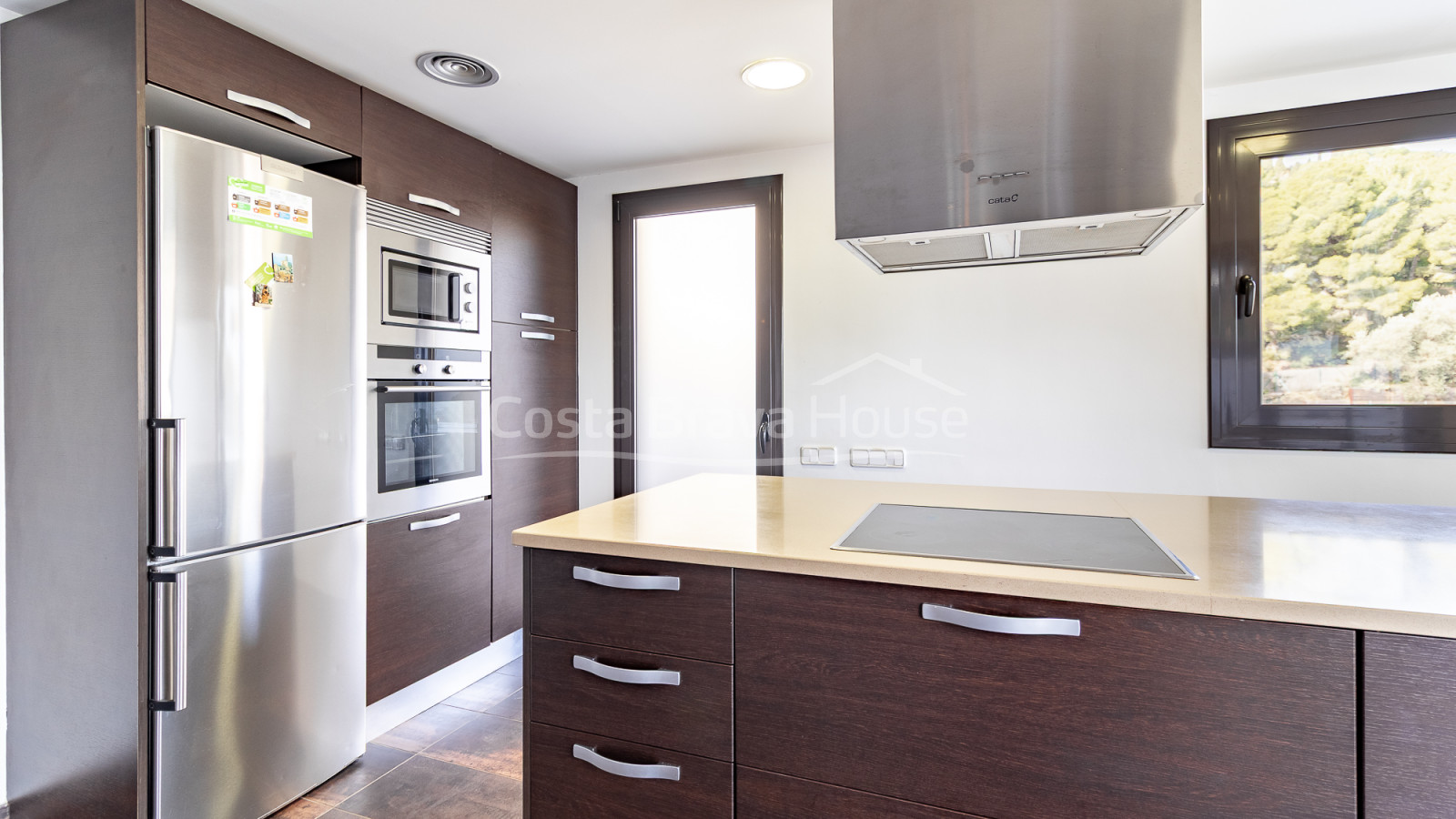 Maison contemporaine à Sa Riera avec vue sur la mer, terrasses en paliers et piscine privée