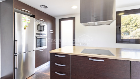 Maison contemporaine à Sa Riera avec vue sur la mer, terrasses en paliers et piscine privée