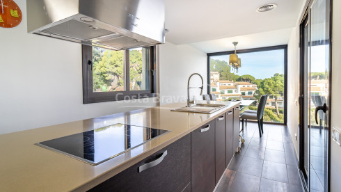 Casa contemporánea en Sa Riera con vistas al mar, terrazas escalonadas y piscina privada