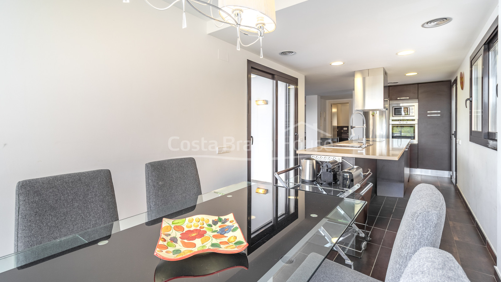 Maison contemporaine à Sa Riera avec vue sur la mer, terrasses en paliers et piscine privée