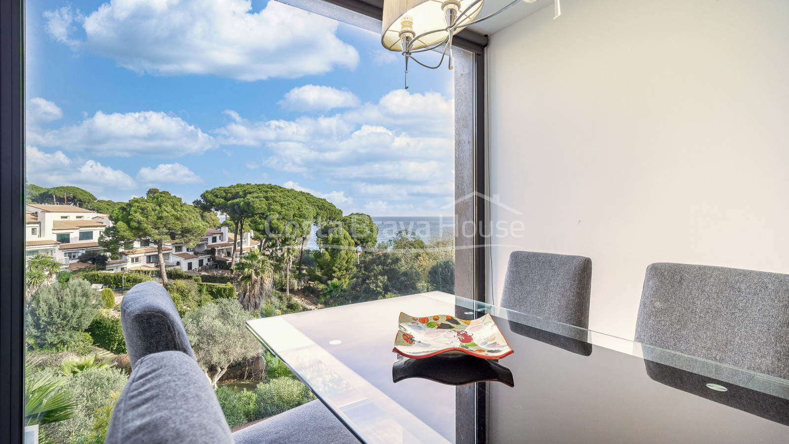Casa contemporánea en Sa Riera con vistas al mar, terrazas escalonadas y piscina privada