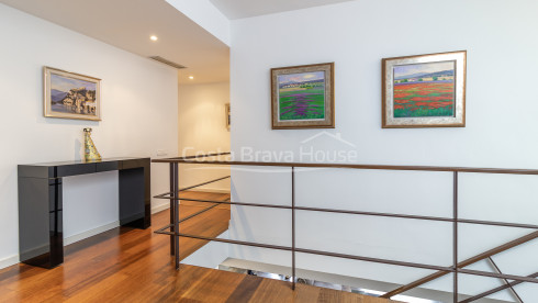 Maison contemporaine à Sa Riera avec vue sur la mer, terrasses en paliers et piscine privée