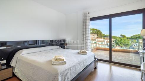 Casa contemporánea en Sa Riera con vistas al mar, terrazas escalonadas y piscina privada