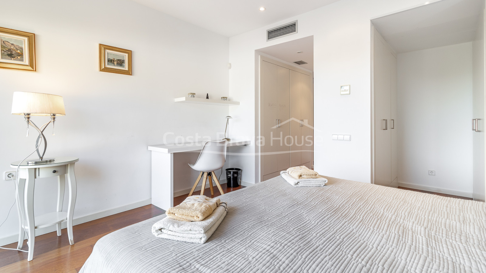 Maison contemporaine à Sa Riera avec vue sur la mer, terrasses en paliers et piscine privée