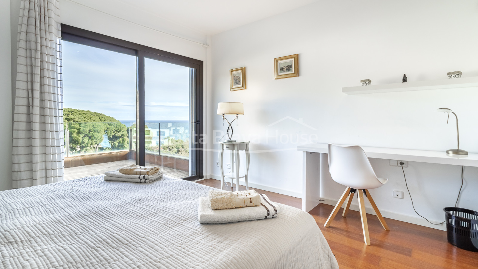 Maison contemporaine à Sa Riera avec vue sur la mer, terrasses en paliers et piscine privée