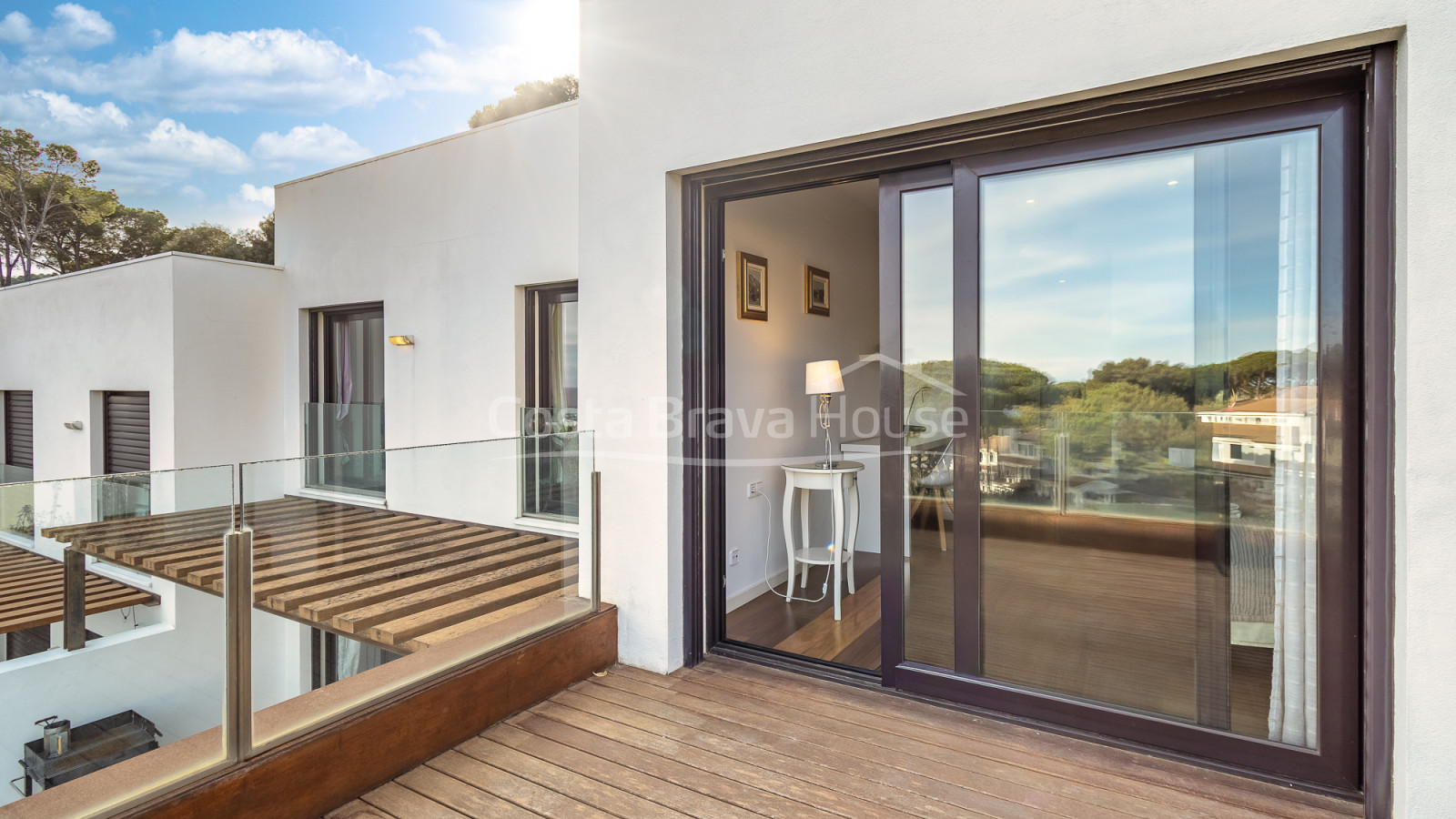 Casa contemporánea en Sa Riera con vistas al mar, terrazas escalonadas y piscina privada