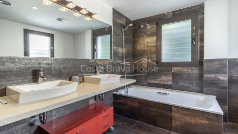 Maison contemporaine à Sa Riera avec vue sur la mer, terrasses en paliers et piscine privée