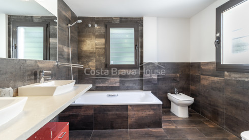 Casa contemporánea en Sa Riera con vistas al mar, terrazas escalonadas y piscina privada