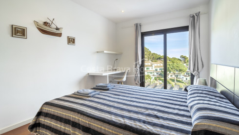 Casa contemporánea en Sa Riera con vistas al mar, terrazas escalonadas y piscina privada