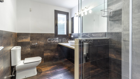 Casa contemporánea en Sa Riera con vistas al mar, terrazas escalonadas y piscina privada