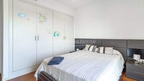 Maison contemporaine à Sa Riera avec vue sur la mer, terrasses en paliers et piscine privée