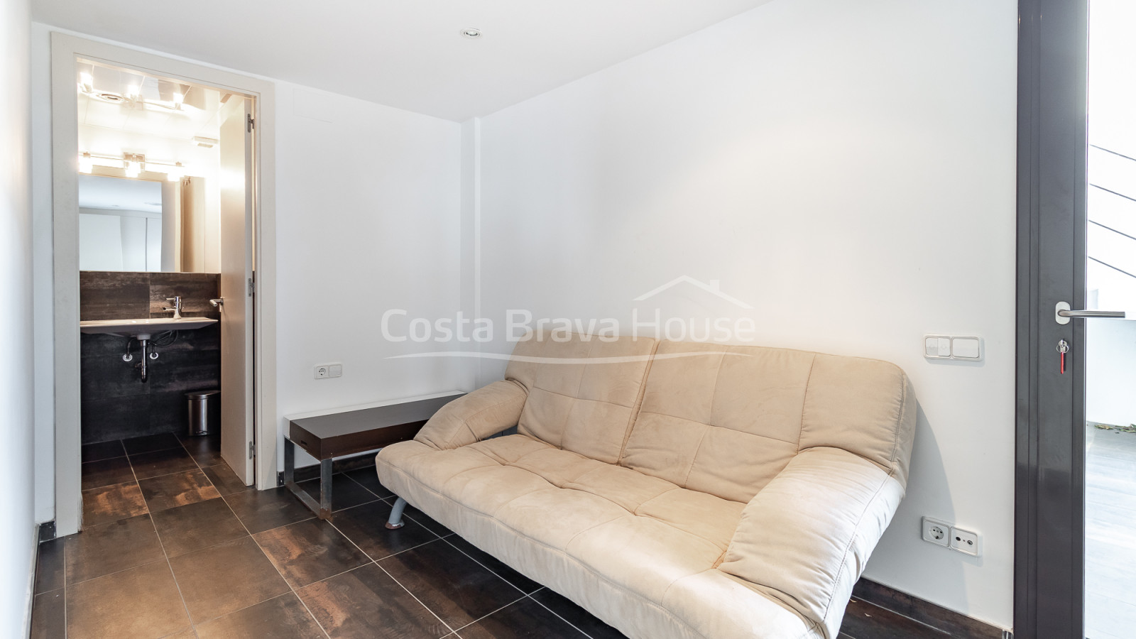 Maison contemporaine à Sa Riera avec vue sur la mer, terrasses en paliers et piscine privée