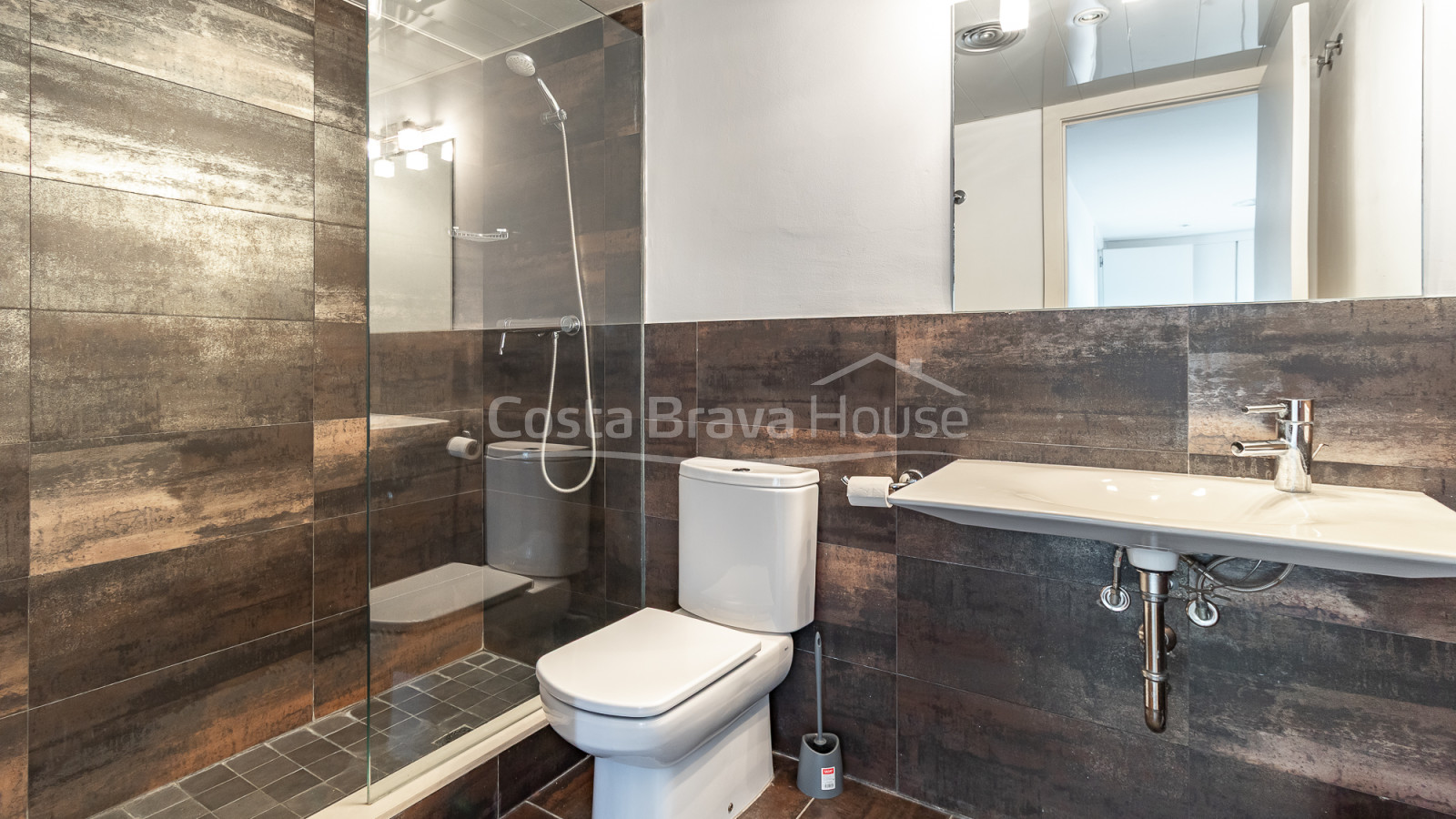 Casa contemporánea en Sa Riera con vistas al mar, terrazas escalonadas y piscina privada