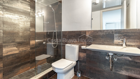 Maison contemporaine à Sa Riera avec vue sur la mer, terrasses en paliers et piscine privée