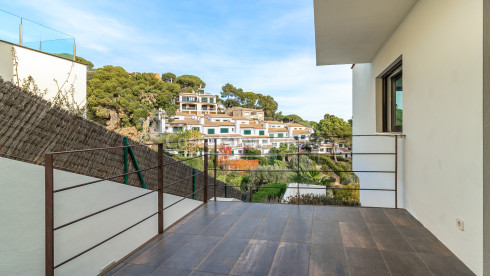 Casa contemporánea en Sa Riera con vistas al mar, terrazas escalonadas y piscina privada