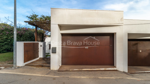 Casa contemporánea en Sa Riera con vistas al mar, terrazas escalonadas y piscina privada