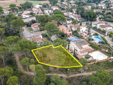 Parcela urbana en venta en Masos de Pals para construir vivienda unifamiliar cerca del mar en entorno residencial consolidado