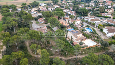 Parcel·la urbana en venda a Masos de Pals per a habitatge unifamiliar en entorn residencial a prop de la platja