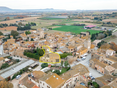 Casa de poble de pedra en venda a Palau-Sator amb pati i gran potencial de reforma arquitectònica