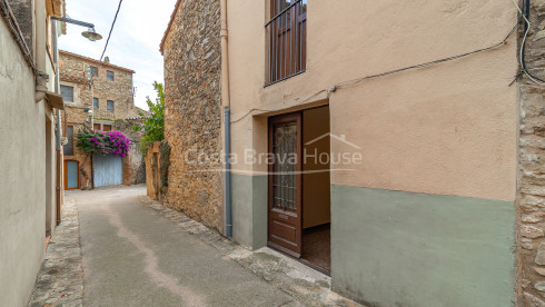 Casa de poble de pedra a Palau-Sator amb pati interior i gran potencial de reforma