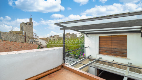 Stone village house in Palau-Sator with inner patio and high renovation potential