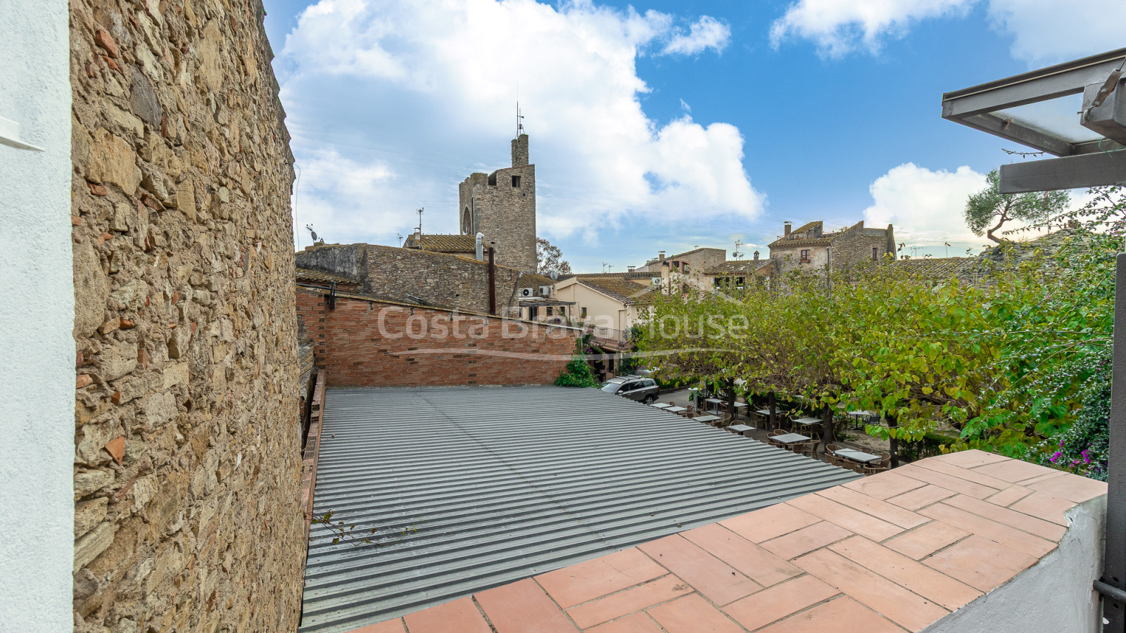 Casa de poble de pedra a Palau-Sator amb pati interior i gran potencial de reforma