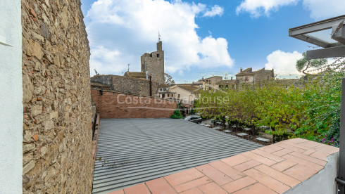 Casa de poble de pedra a Palau-Sator amb pati interior i gran potencial de reforma