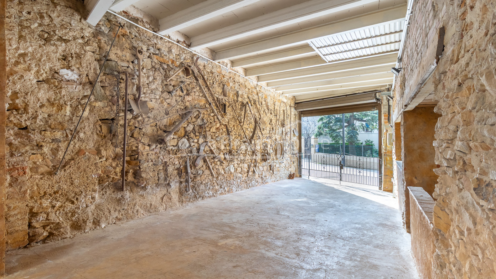 Casa de poble de pedra a Palau-Sator amb pati interior i gran potencial de reforma