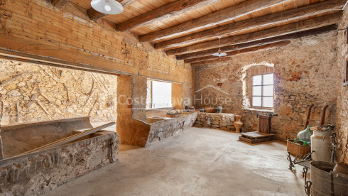 Stone village house in Palau-Sator with inner patio and high renovation potential