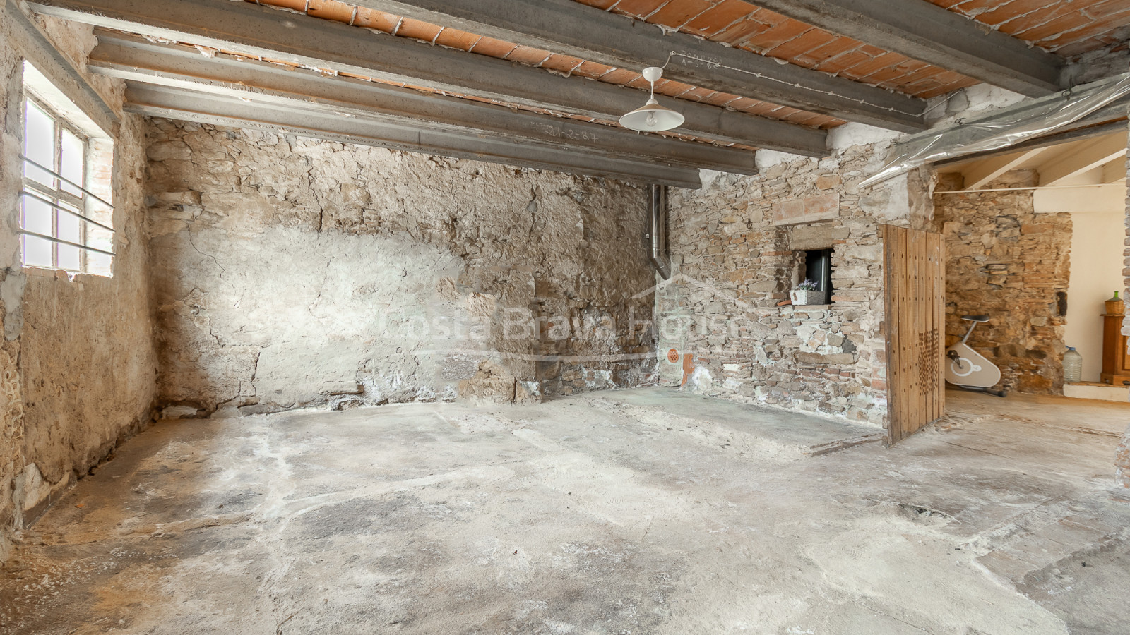 Stone village house in Palau-Sator with inner patio and high renovation potential